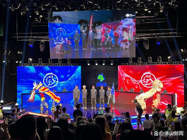 山东球队主场告捷，球迷载歌载舞