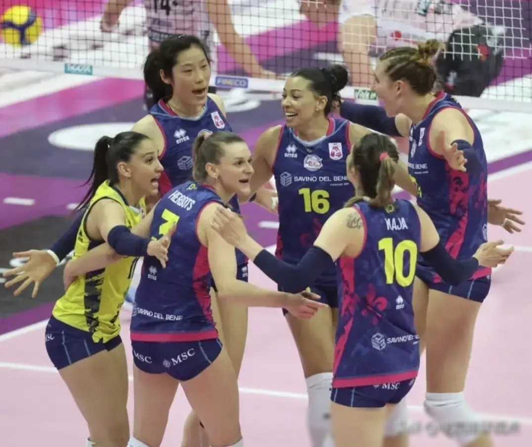 神奇时刻！女子足球比赛激情燃烧